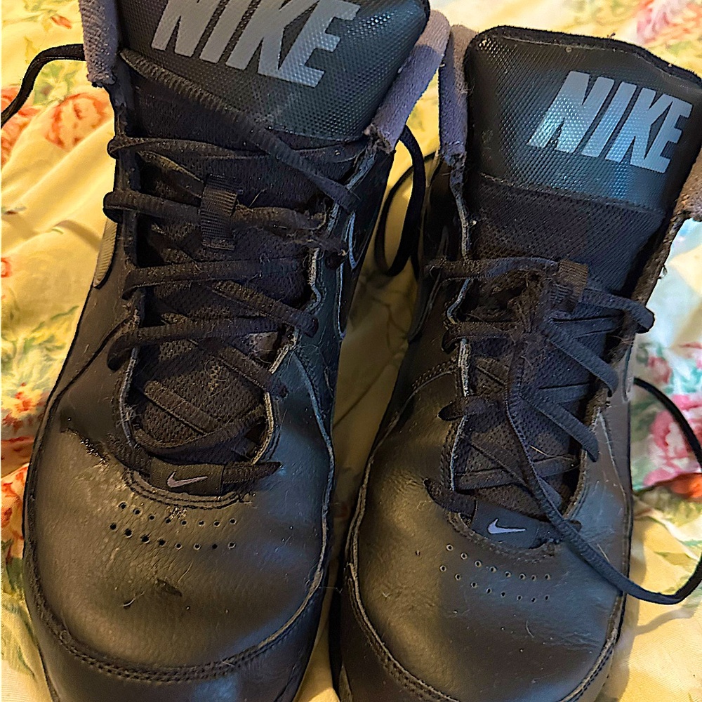 ~Mens NIKE THE OVERPLAY BASKETBALL SHOES(511372-010)
SIZE 10.5 shoes~LIKE NEW~